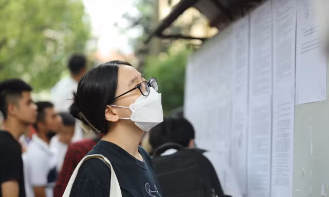 Thí sinh làm thủ tục dự thi tại điểm thi Trường THPT Phan Ðình Phùng (Hà Nội) hôm qua. Ảnh: Như Ý