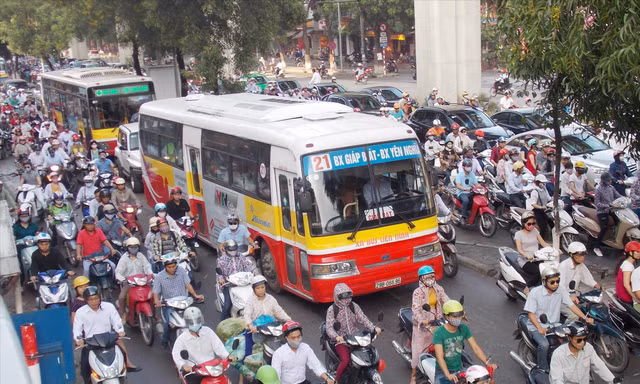 Hà Nội sẽ thí điểm hạn chế, cấm phương tiện giao thông tại một số khu vực để xây dựng vùng an toàn về môi trường. Ảnh: A.Trọng