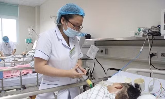 Bác sĩ điều trị cho trẻ bị viêm não Nhật Bản