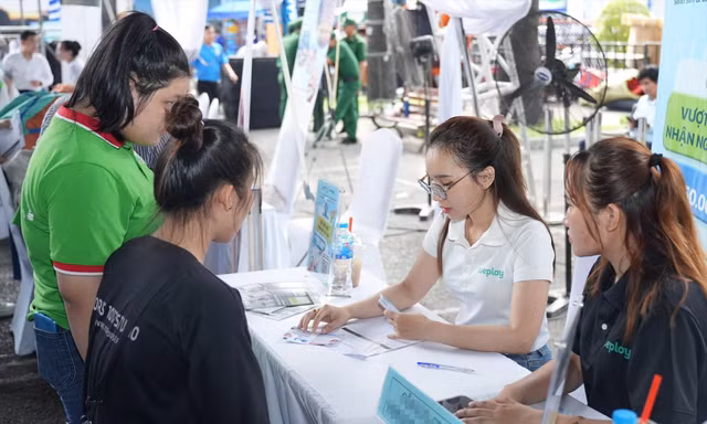Hướng dẫn viên du lịch dạn dày kinh nghiệm được DN lữ hành săn đón (ảnh tại Công ty CP Truyền thông Du lịch Việt). Ảnh: U.P