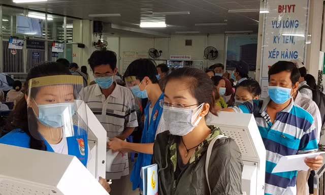 Khu vực bệnh nhân có Bảo hiểm Y tế lãnh thuốc tại Bệnh viện Chợ Rẫy