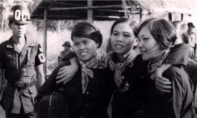 Nữ chiến sĩ Biệt động Chính Nghĩa (ở giữa) cùng các bạn tù chính trị nữ trong đợt trao trả tù binh cách mạng tại Lộc Ninh tháng 4/1974. Ảnh: NVCC