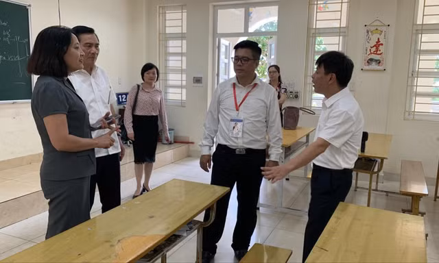 Đoàn kiểm tra của Bộ kiểm tra điểm thi Trường THPT Hòn Gai, Quảng Ninh. Ảnh: Nghiêm Huê