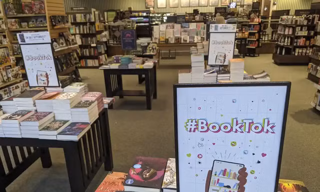 Những bàn sách trong nhà sách Barnes and Noble với những cuốn sách đang thịnh hành trên Tiktok