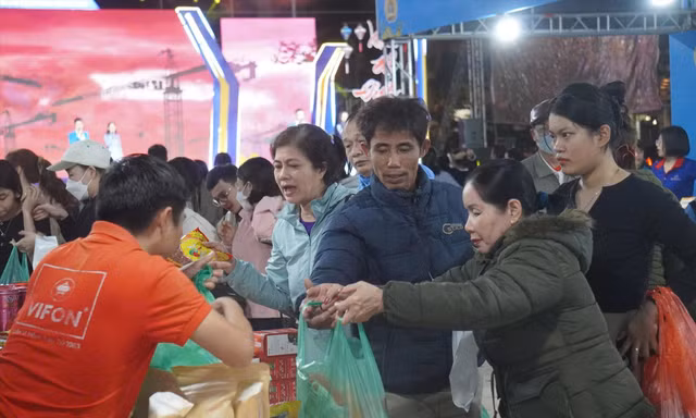 Công nhân Đà Nẵng được hỗ trợ mua sắm Tết với phiếu mua hàng miễn phí 