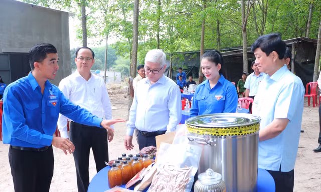 Hồ Hoàng Hiếu (ngoài cùng bìa trái) giới thiệu các sản phẩm làm ra với lãnh đạo tỉnh Bình Dương