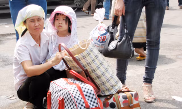 Khổ nhất vẫn là các gia đình có con nhỏ và người già