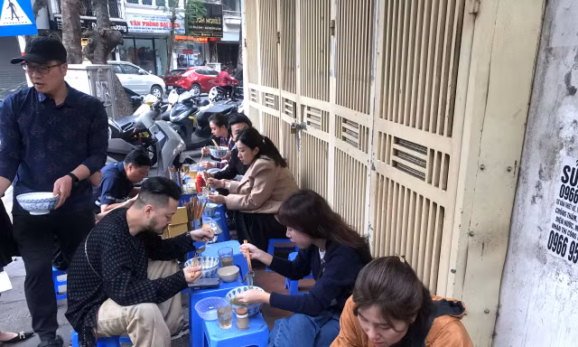 Khóc cười ngày đầu đi làm vì tìm quán ăn khó như... lên trời 