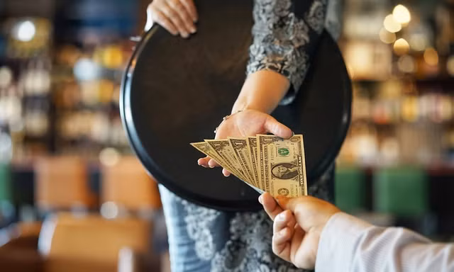 Điều ít người biết về tiền boa 