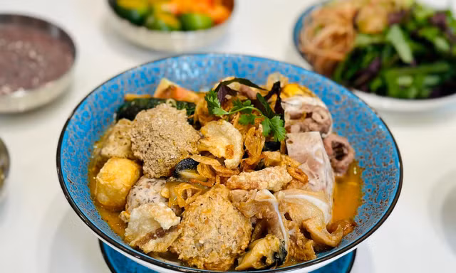 Khách Tây choáng ngợp 'ma trận gia vị' trong bún riêu Việt