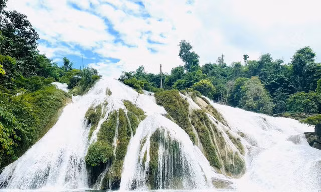 Thác nước cực đẹp gần ngay Hà Nội nhưng ít người biết 