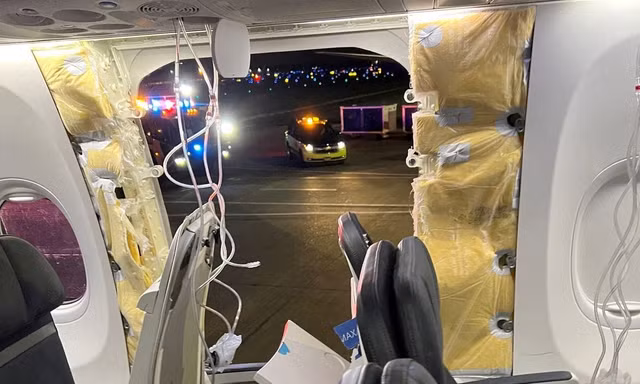 Ráo riết tìm bộ phận quan trọng của chiếc Boeing bị ‘xé toạc’ cửa khi đang bay