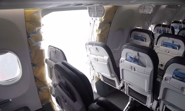 Hành khách đâm đơn kiện Boeing sau vụ máy bay bung cửa trên trời