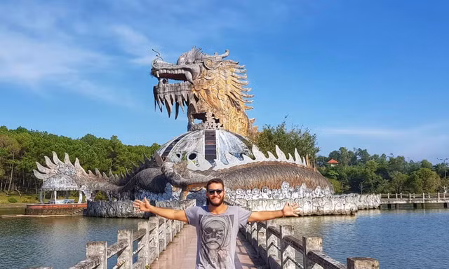 Du khách tiếc nuối kiệt tác tượng rồng nổi tiếng ở Huế sắp bị dỡ bỏ