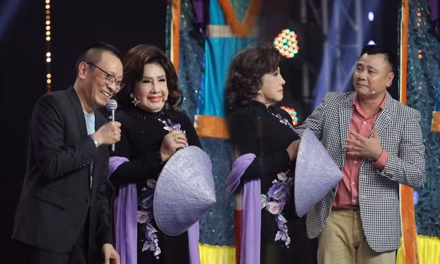 NSND Tự Long, MC Lại Văn Sâm xúc động bày tỏ tình cảm khi gặp lại NSND Lệ Thủy 