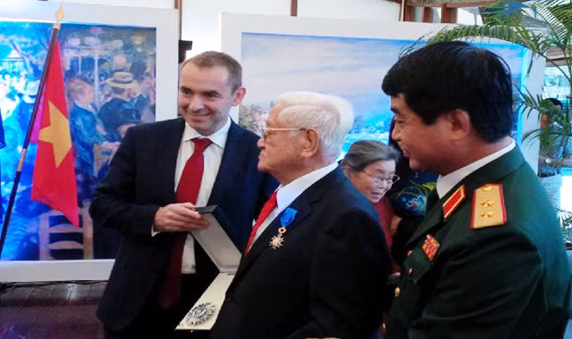 Đại sứ Pháp Jean-Noel Poirier trao huân chương Quốc công cho ông Võ Văn Sung - Đại sứ đầu tiên của Việt Nam tại Pháp. Ảnh : Việt Hùng.