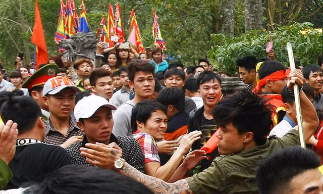 Hỗn chiến kinh hoàng ở lễ hội đền Gióng