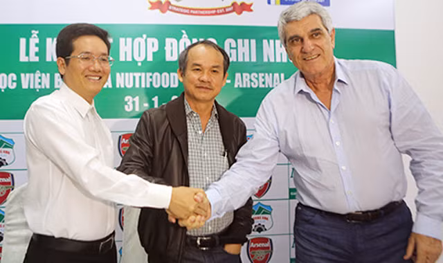 Bầu Đức (giữa) và các đối tác trong buổi lễ ký hợp đồng ghi nhớ để thành lập Học viện hồi đầu tháng 2 năm nay. Ảnh: Đông Huyền/ VnExpress