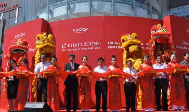 Cắt băng khai trương TTTM Vincom Ngô Quyền. Ảnh: N.C.