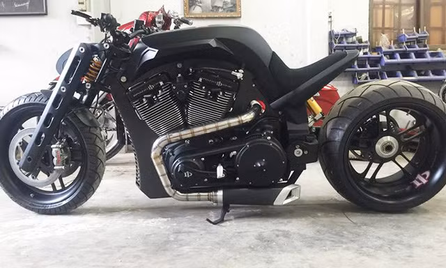 Mẫu xế độ D1 Super Sport chính là bản concept từng được giới thiệu dành cho những tín đồ yêu xe thế giới, nó chỉ được sản xuất khoảng 50 chiếc trên toàn cầu và được xem là chiếc đầu tiên có mặt tại Việt Nam.