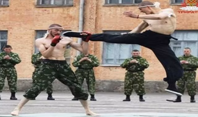 Tại lò võ "Báo Đen", binh sĩ không chỉ học võ thuật Trung Quốc, mà còn được huấn luyện những đòn đánh lợi hại của các môn phái khác. Ảnh: Ukrafoto.