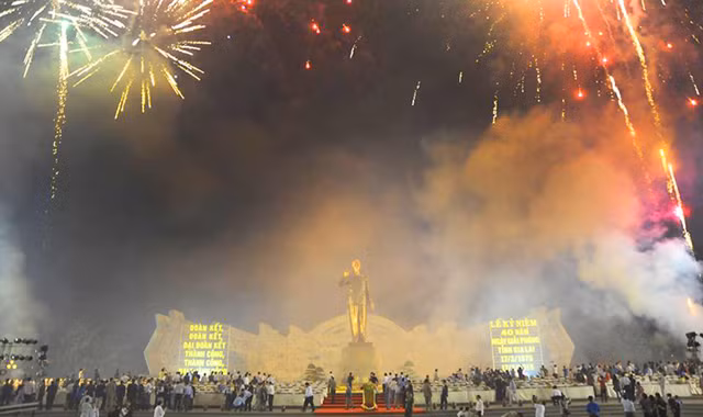 Bắn pháo hoa kỷ niệm 40 năm giải phóng.