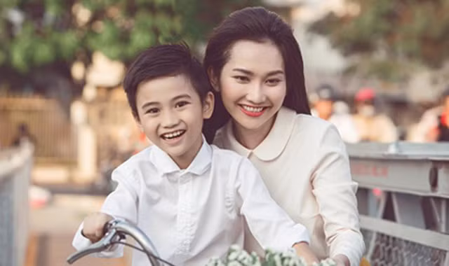 Diễn viên Kim Hiền: Không khóc trước mặt con