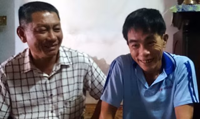 Ông Nguyễn Văn Đạo (bên phải) tươi cười bên ân nhân cứu mạng Phạm Tấn Lộc.