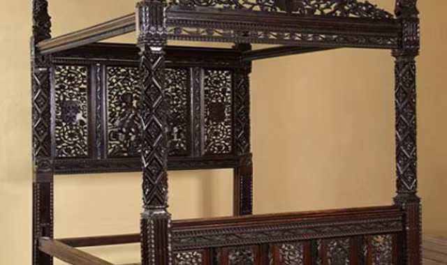Chiếc giường gỗ 645 tỉ đồng vứt xó
