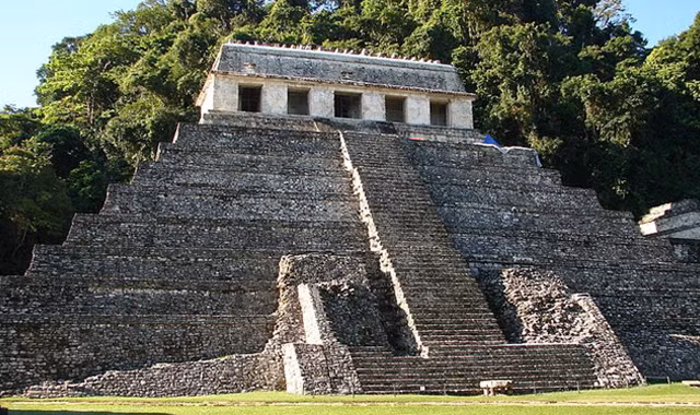Trong thành phố cổ Palenque của vương quốc Maya ở miền Nam Mexico, có một kim tự tháp đồ sộ được gọi là đền Tưởng Niệm. 
