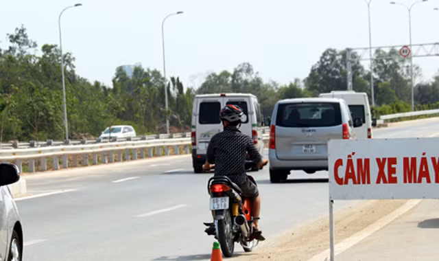 Dù đã có biển báo cấm xe máy nhưng thanh niên này vẫn chạy vào cao tốc. Ảnh: Hữu Công.