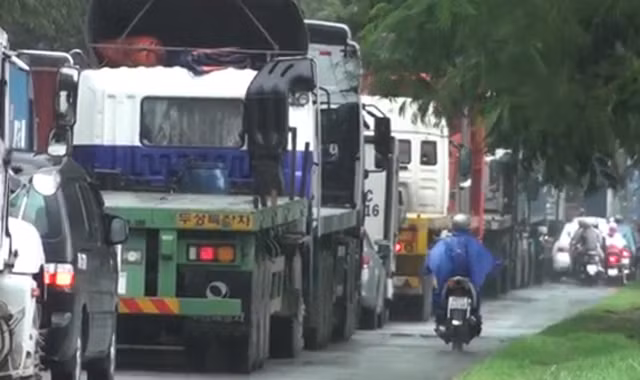 Hàng nghìn ôtô kẹt cứng trên đường vào cảng Sài Gòn
