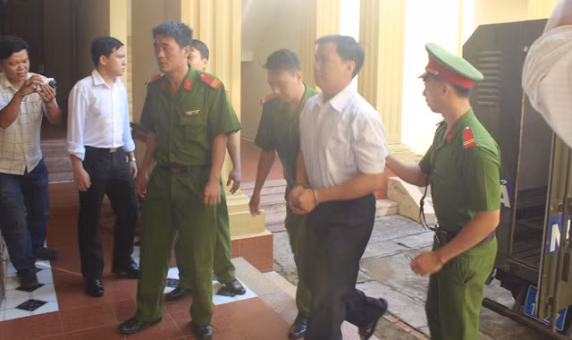 Bị cáo Ngô Văn Vinh được dẫn giải đến tòa án.