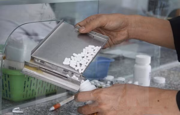 Điều trị thuốc kháng HIV (ARV). Ảnh: Phương Vy/TTXVN.