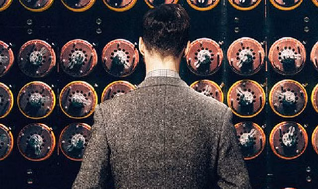 Benedict Cumberbatch thủ vai Alan Turing. Một cảnh trong phim “The Imitaion Game” - Người giải mã.