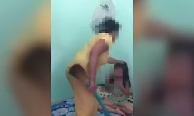 Clip mẹ dùng chổi quật liên tiếp vào bé gái gây phẫn nộ