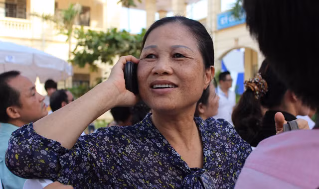 các thuê bao di động 11 số sẽ chuyển về 10 số từ ngày 1/3/2015. Ảnh: Nguyễn Hoài.