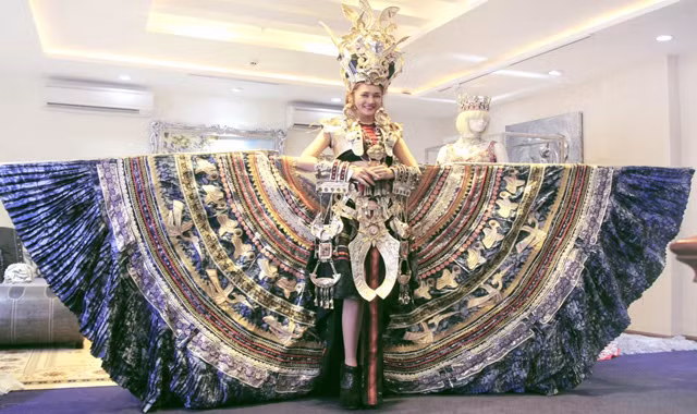 Bảo Anh mặc cầu kỳ trình diễn trong chương trình The Remix tối 8/3 vừa qua.