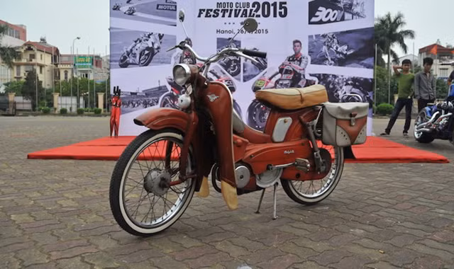 Giữa một "rừng" môtô PKL tại Motul Moto Club 2015, chiếc xe đạp máy Mobylette lại là điểm nhấn bởi sự thanh lịch, cổ kính của nó.