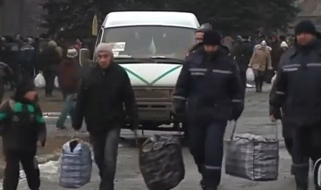 Dân miền đông Ukraine ồ ạt sơ tán khỏi vùng chiến sự