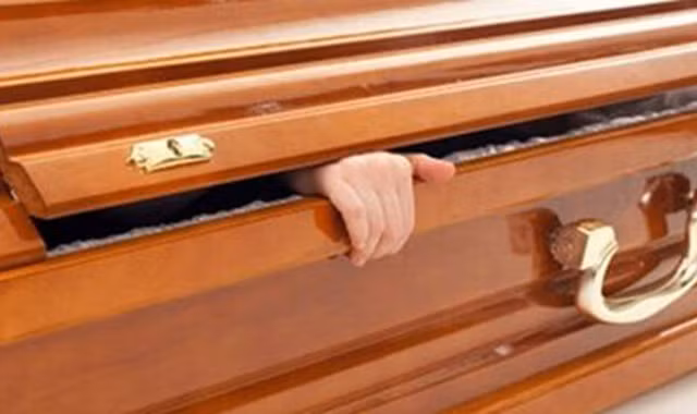 Cụ bà bất ngờ sống lại khi đang tiến hành khâm niệm. Tuy nhiên người ta xác định đây có thể là hiện tượng chết lâm sàng. Ảnh minh họa.