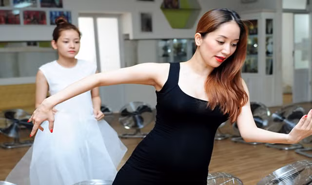 Khánh Thi ôm bụng bầu 'uốn nắn' hot girl Chi Pu