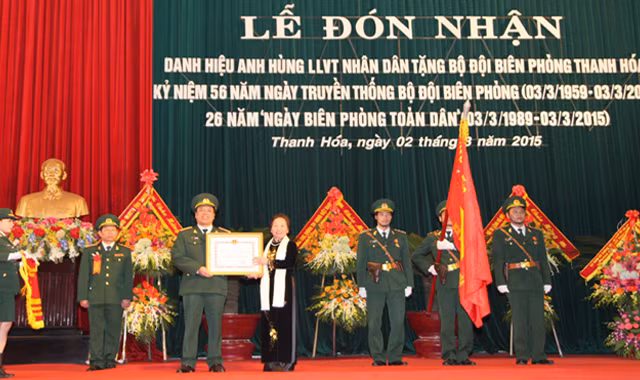 Phó Chủ tịch nước Nguyễn Thị Doan trao bằng, cờ Danh hiệu anh hùng cho tập thể Bộ đội Biên phòng tỉnh Thanh Hóa.