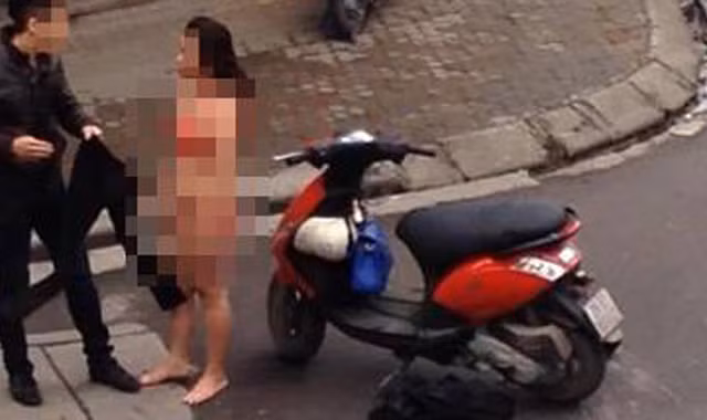 Cô gái cởi đồ giữa phố Hà Nội vì cãi nhau với bạn trai