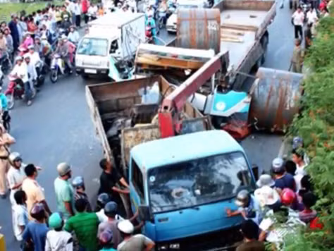 Người dân Sài Gòn bất an với xe container chở thép cuộn