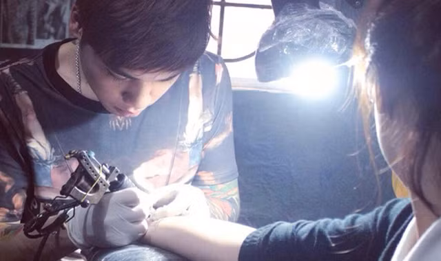 Một ngày làm việc của chàng thợ xăm nổi tiếng Hà thành