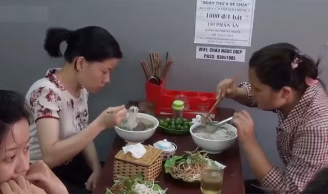  Bún bò 1.000 đồng cho người nghèo ở Hà Nội