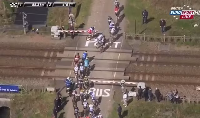 Rào chắn hạ, cua-rơ vẫn liều mình băng qua đường sắt