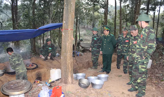 Thiếu tướng Trần Hữu Phúc, Giám đốc HVBP kiểm tra công tác hậu cần phục vụ diễn tập. Ảnh: Quốc Huy.
