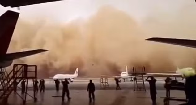 Bão cát kinh hoàng 'nuốt chửng' máy bay trên đường băng